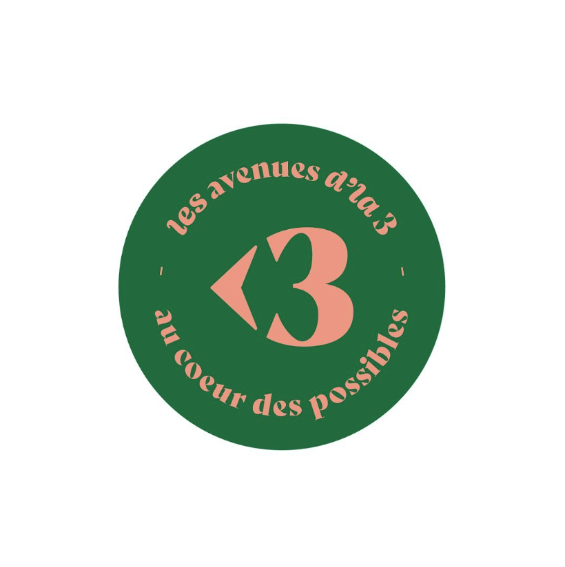 Dans un rond vert, le logo du projet Les avenues de la 3. On y lit le slogan au coeur des possibilités. 